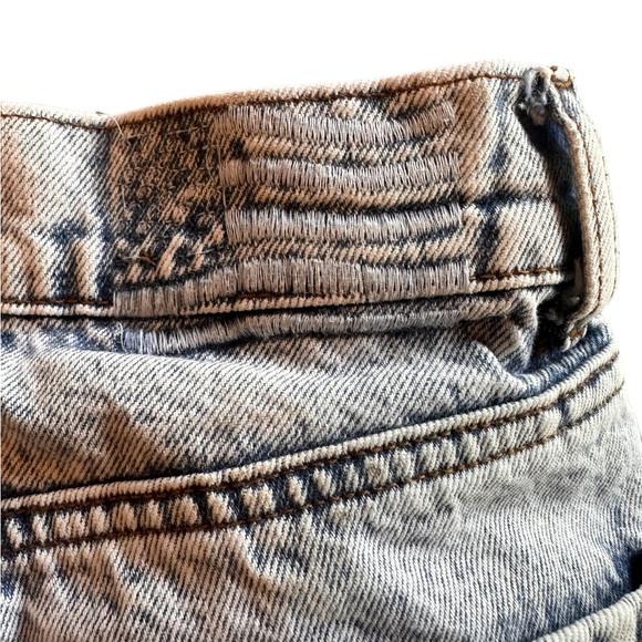 Revice size 25 crossover/asymmetrical waist denim jeans. Button fly, acid wash. - Picture 9 of 14